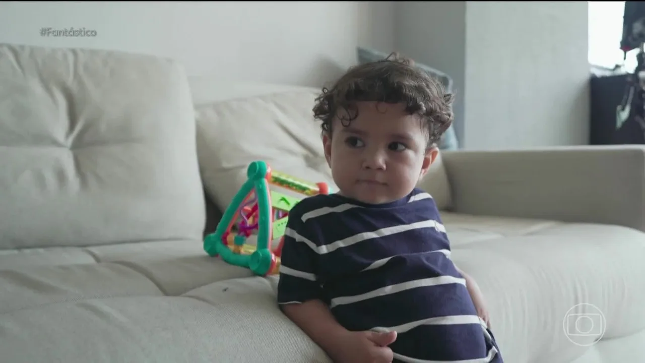 ‘É como se ele tivesse nascido de novo’: menino com surdez rara escuta pela 1ª vez após tratamento inédito; VÍDEO