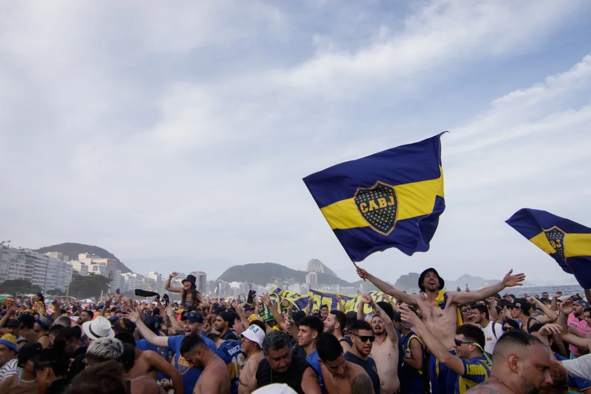 Torcida do Boca Juniors invade praias do RJ antes de jogo contra o Vasco