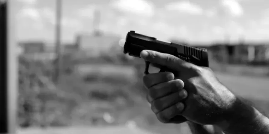 Quatro criminosos invadem casa, fazem família refém e roubam joias e celulares