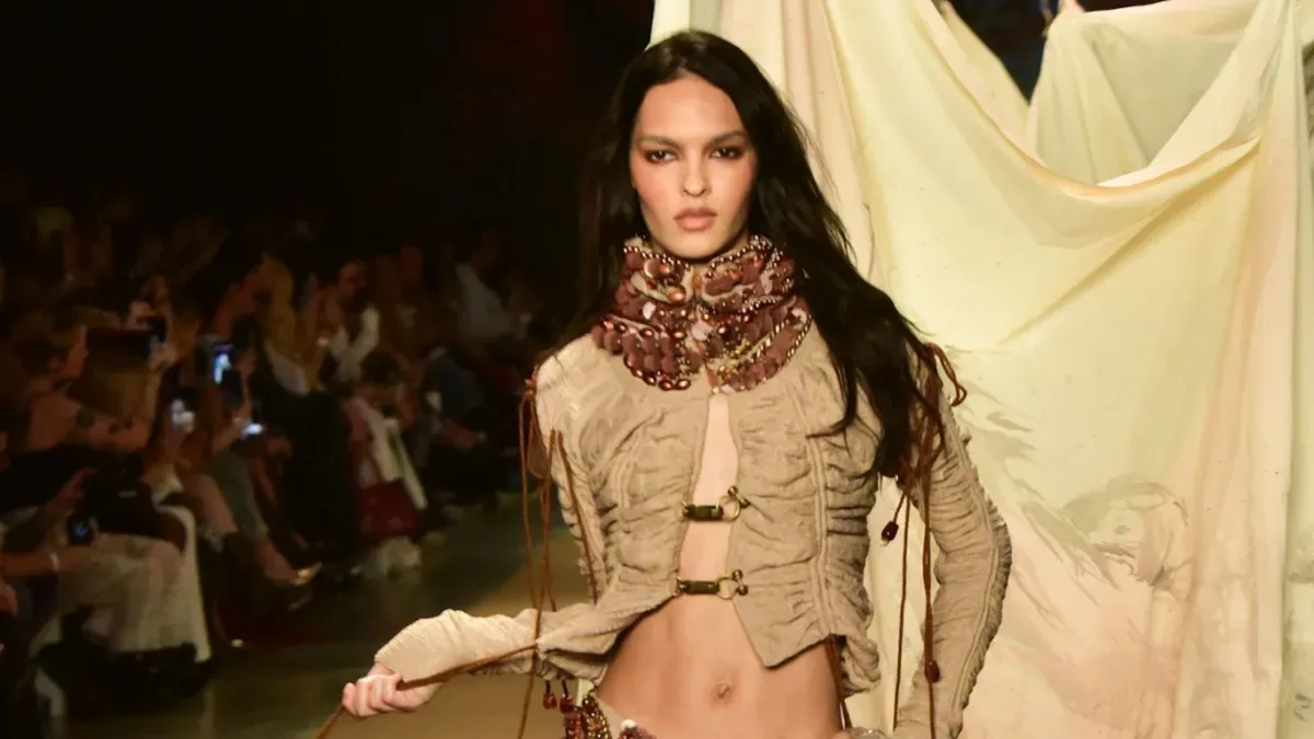 Jeniffer Dias desfila no SPFW com coleção em homenagem à Mangueira