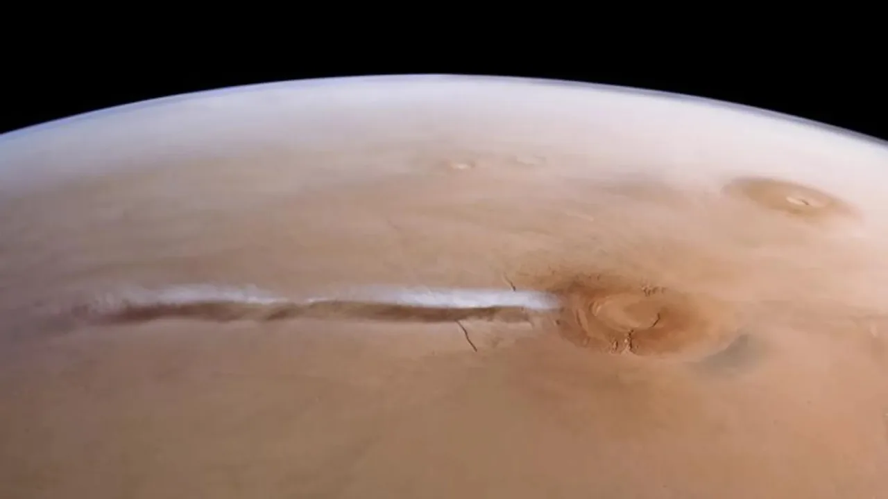 Marte tem nuvem de 1800 km que surge e desaparece todos os dias. Mas por quê?