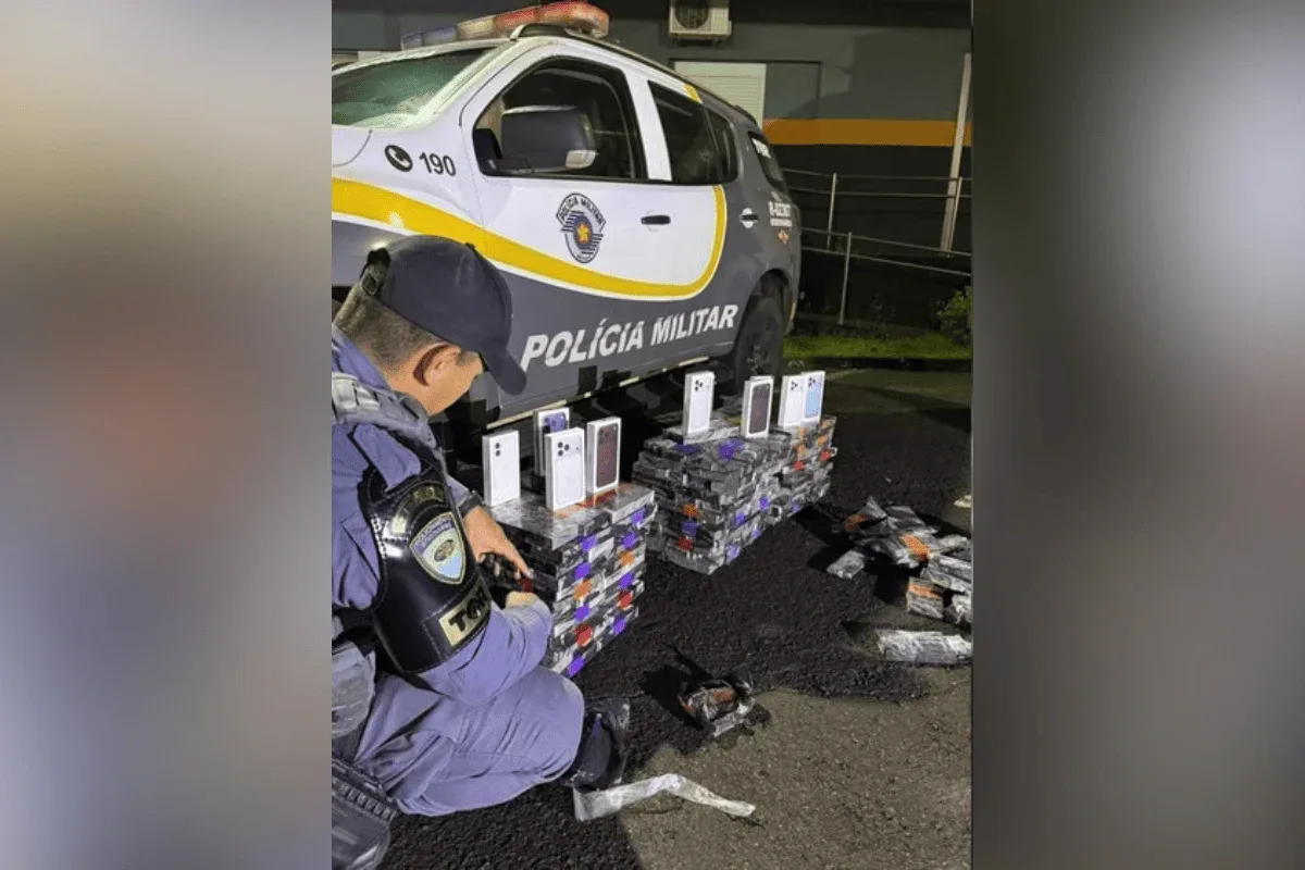 Farinha de trigo milionária: PM acha 342 celulares escondidos em caminhão