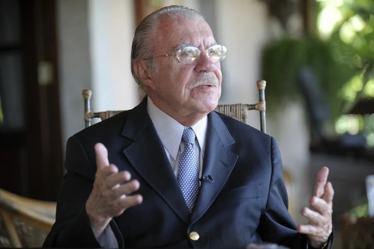 José Sarney é internado na UTI após procedimento abdominal