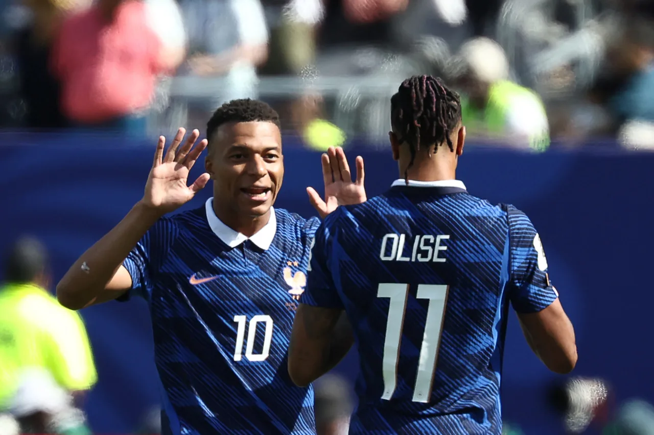 Olise encaminha acordo com Nike após saída de Mbappé
