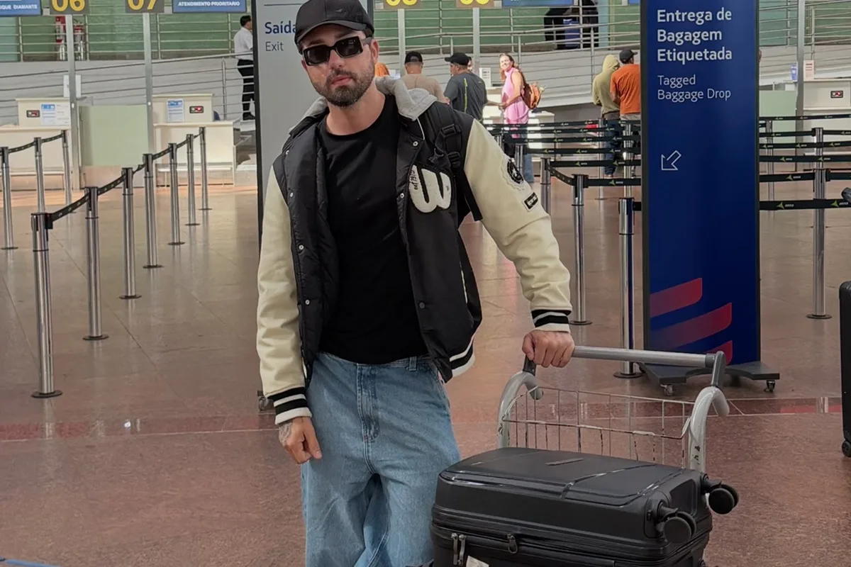 Rico Melquiades posa no aeroporto e internautas reagem: "Tchau, some"