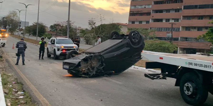 Acidente com carro capotado complica trânsito na Avenida Colares Moreira