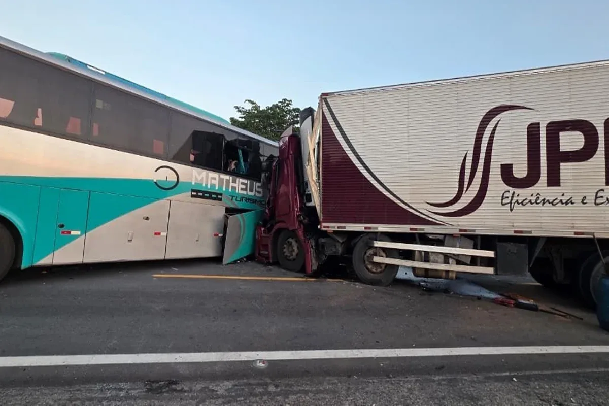 Batida entre ônibus e carreta deixa um morto e 41 feridos na BR-381, em MG