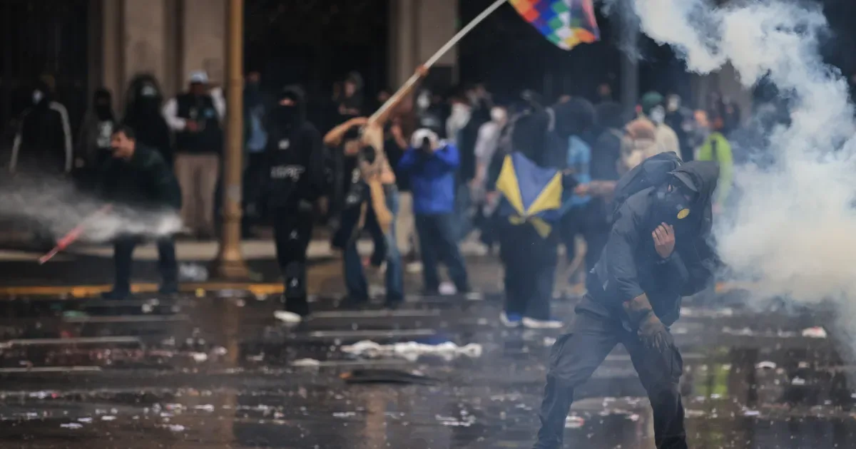 Professores e estudantes protestam contra cortes nas universidades na Argentina