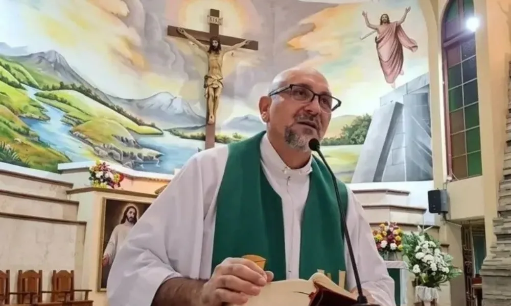 Quem era o padre que morreu após ser atingido por cruz durante missa