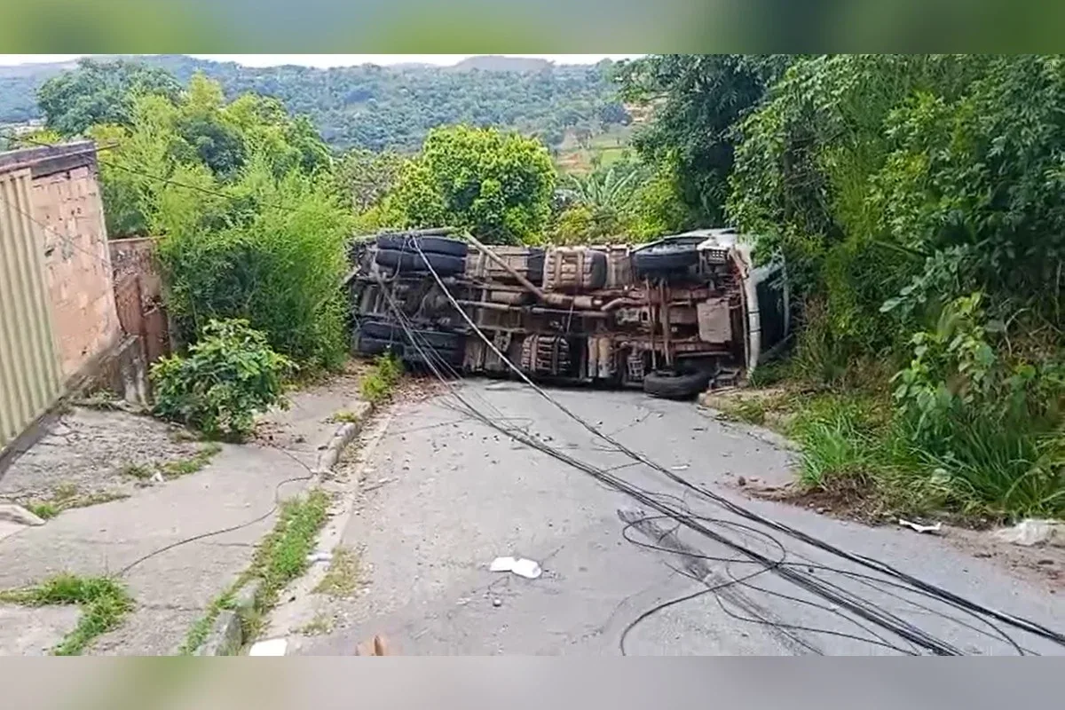 Caminhão tomba após bater em poste e bloqueia rua em bairro de Betim (MG)