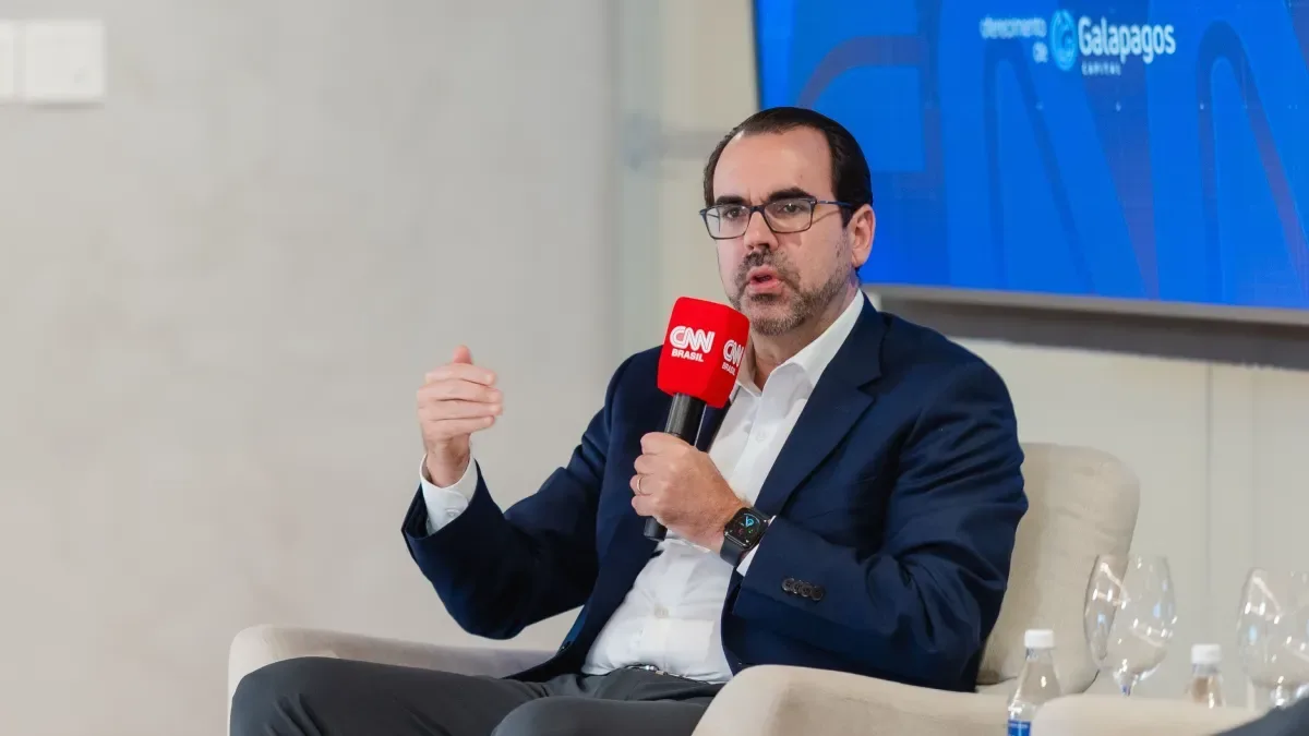 Flávio leva campanha a Porto Alegre e deve votar em fim da 6×1 à distância