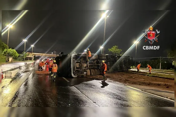 Carreta tomba e interditada trânsito na Epia Sul, no sentido Gama