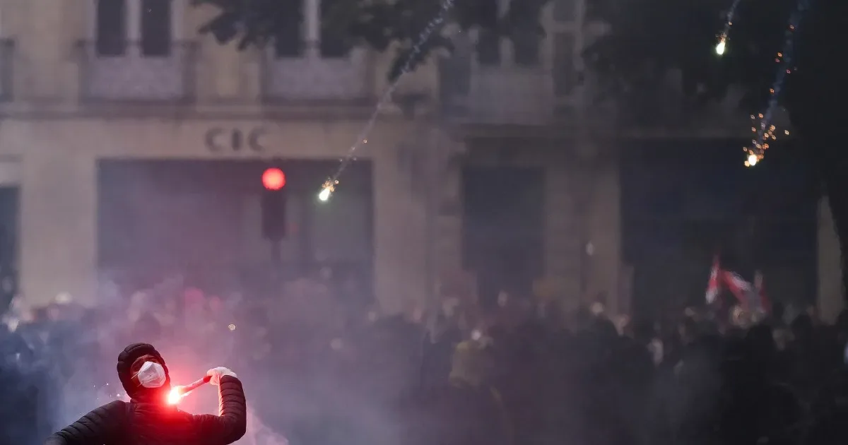 França impõe toques de recolher para conter depredações após protestos