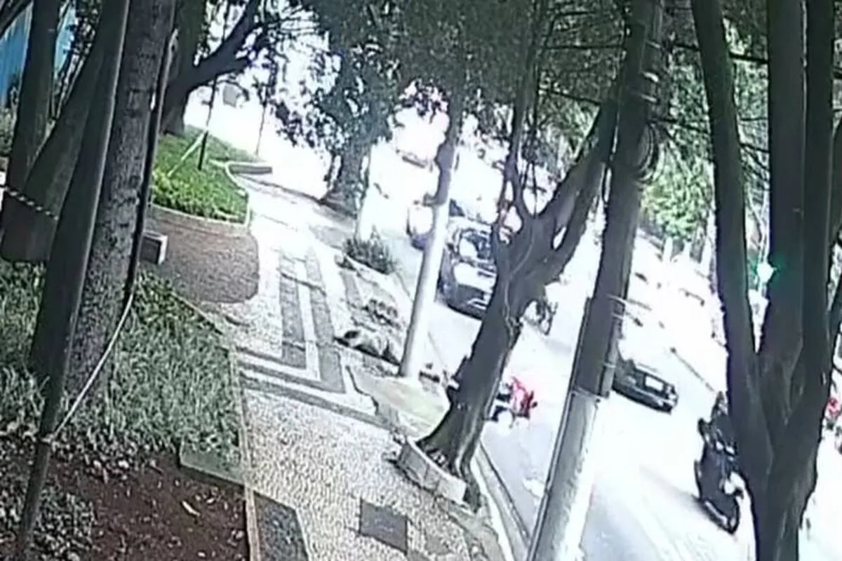 Câmera registra vítima de assalto sendo baleada na cabeça na zona oeste