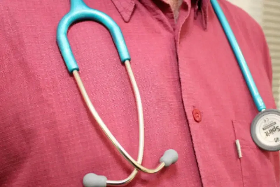 A lição que um médico de 66 anos queria ter aprendido cedo: não ligar para o julgamento alheio