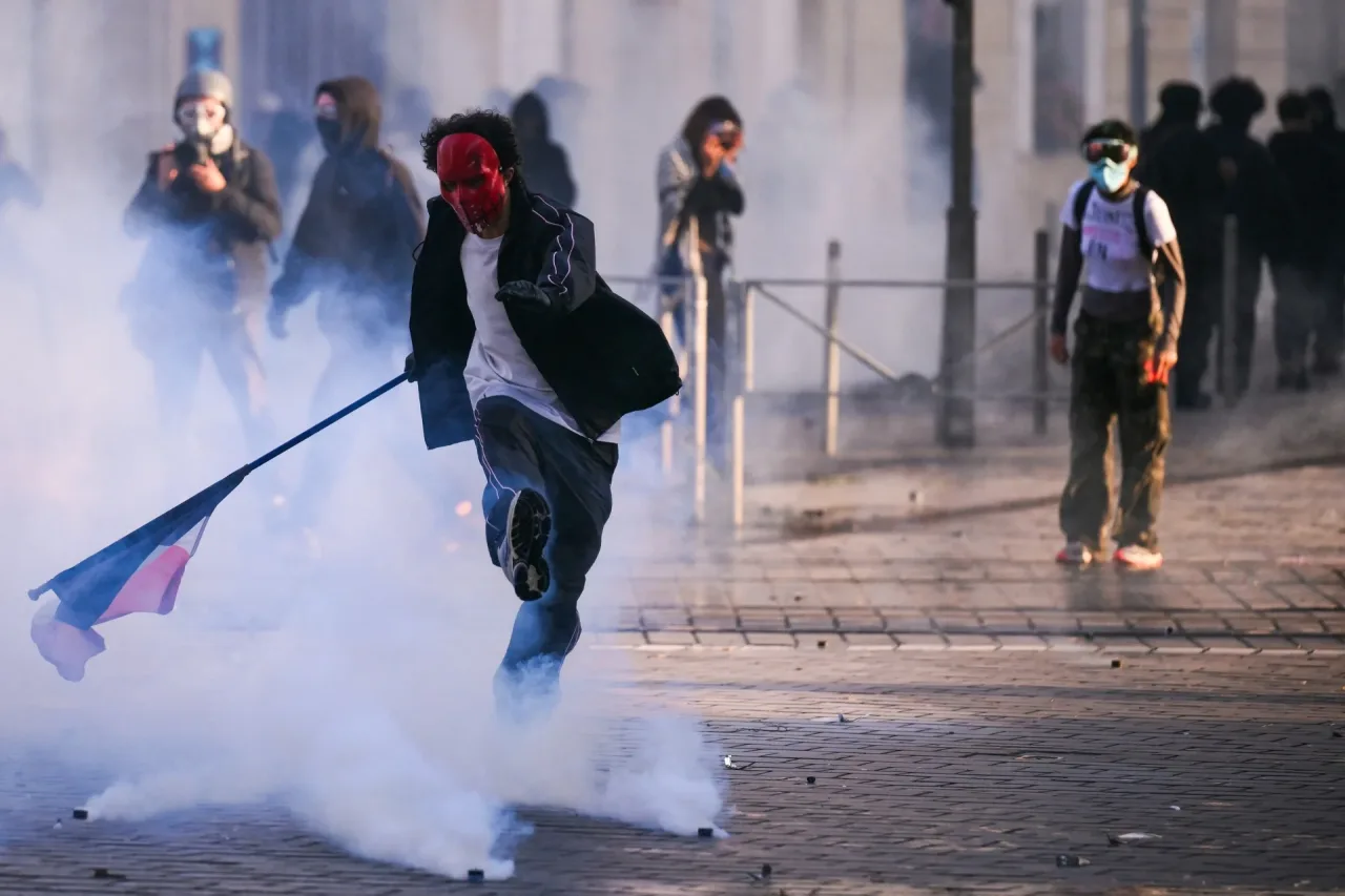 Alta do custo de vida leva centenas de milhares às ruas da França em onda de protestos