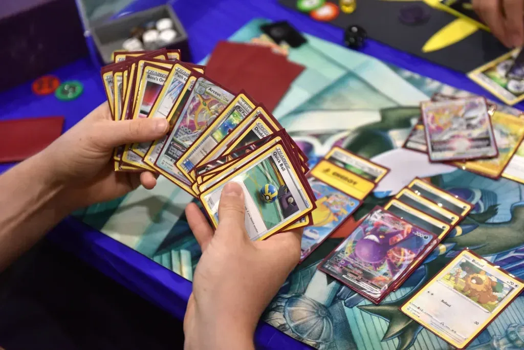 Coleção de cartas Pokémon esquecida no sótão é vendida por R$ 10,5 milhões