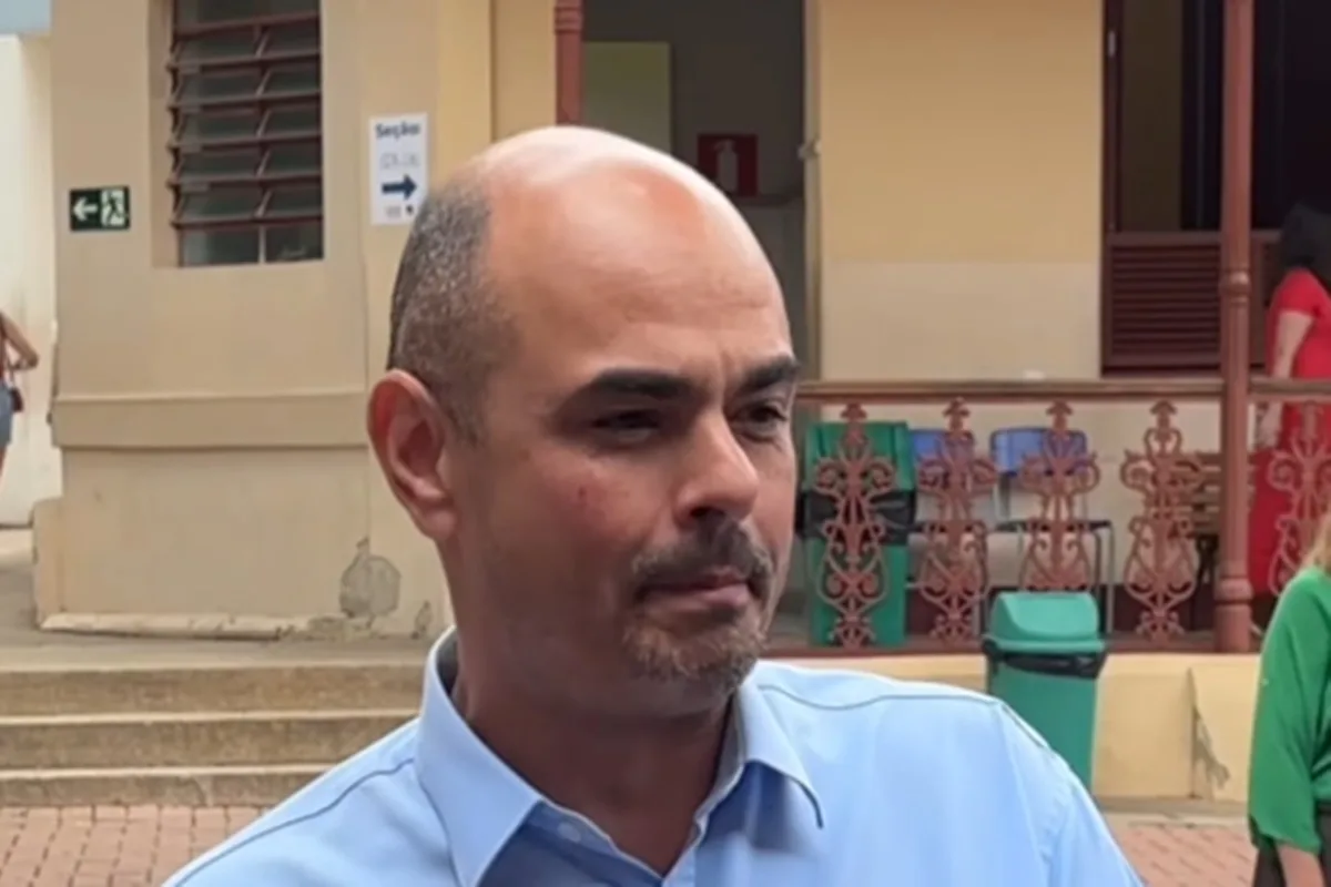Simões vota em BH e diz que mineiro é "povo conservador" e elegerá Flávio
