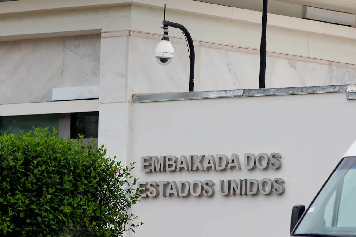 "Questão de segurança": EUA suspendem atendimento em embaixada e consulados