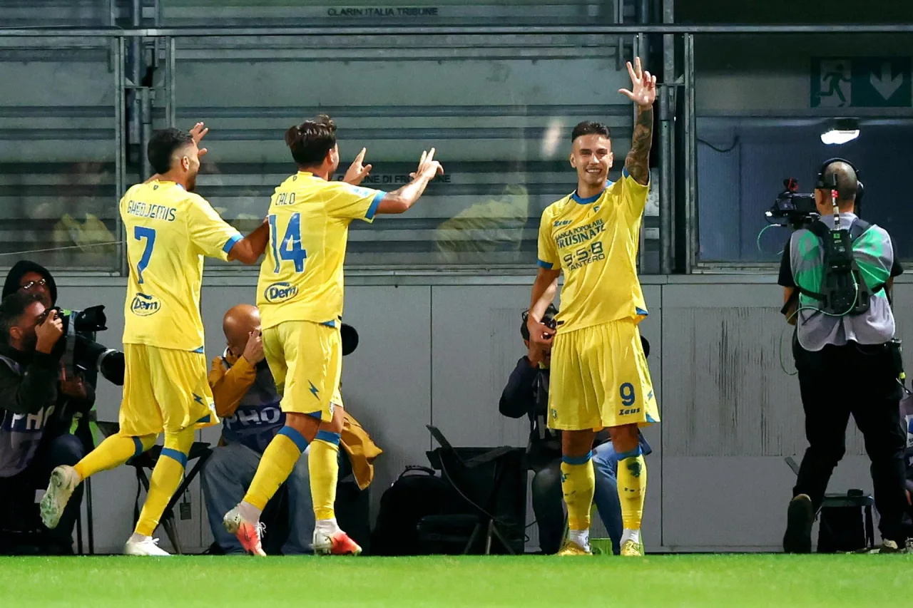 Com hat-trick de Raimondo, Frosinone bate o Sassuolo e sobe na tabela