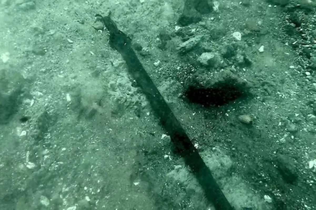 Espada de 3,3 mil anos é encontrada em lago na Itália ainda afiada