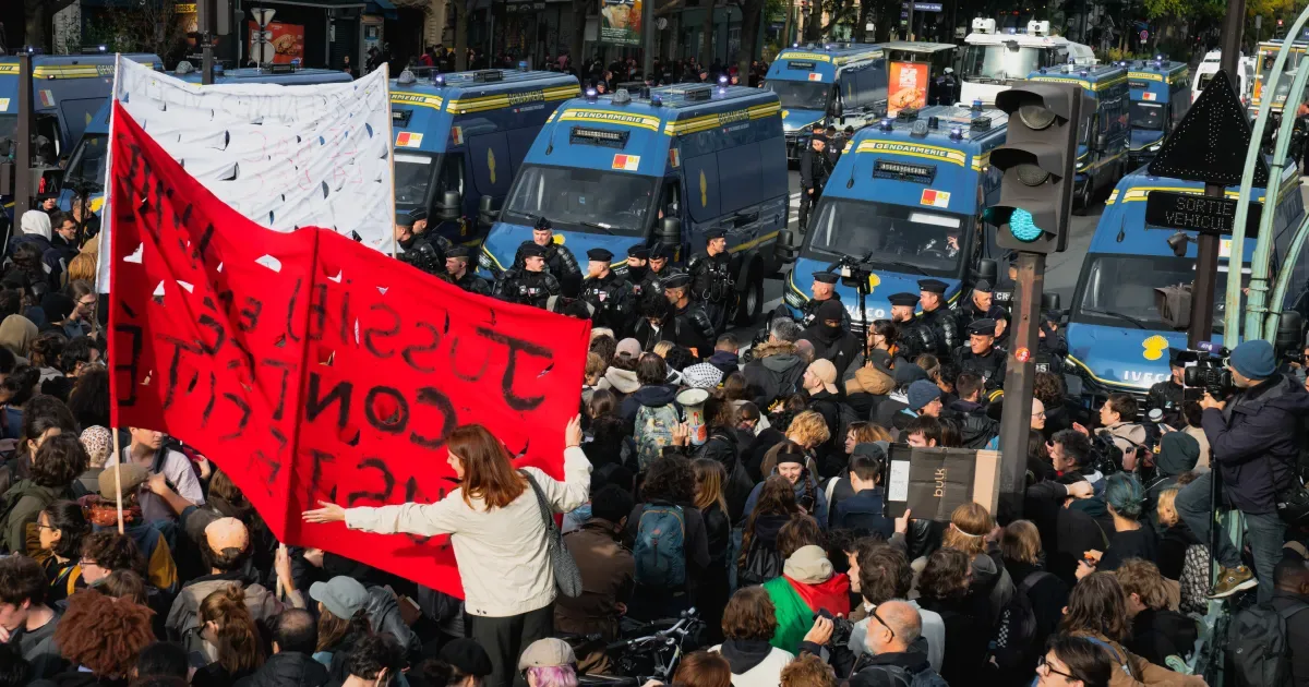Milhares de manifestantes vão às ruas de Paris após suspensão da proibição de protestos