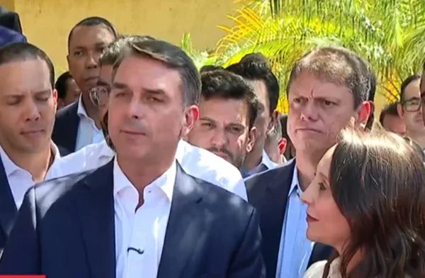 Com apoio do Podemos, Flávio promete usar tecnologia para proteger mulheres