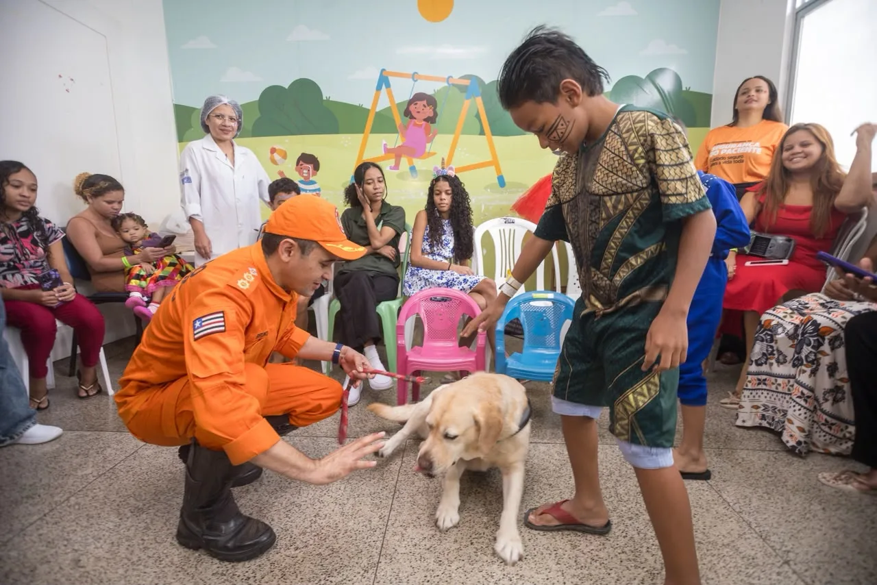 Cão do Corpo de Bombeiros leva diversão a crianças e jovens internados em São Luís