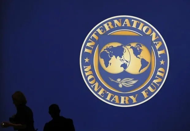 FMI corta previsão de crescimento do Brasil para 2026 e 2027, enquanto melhora perspectiva mundial