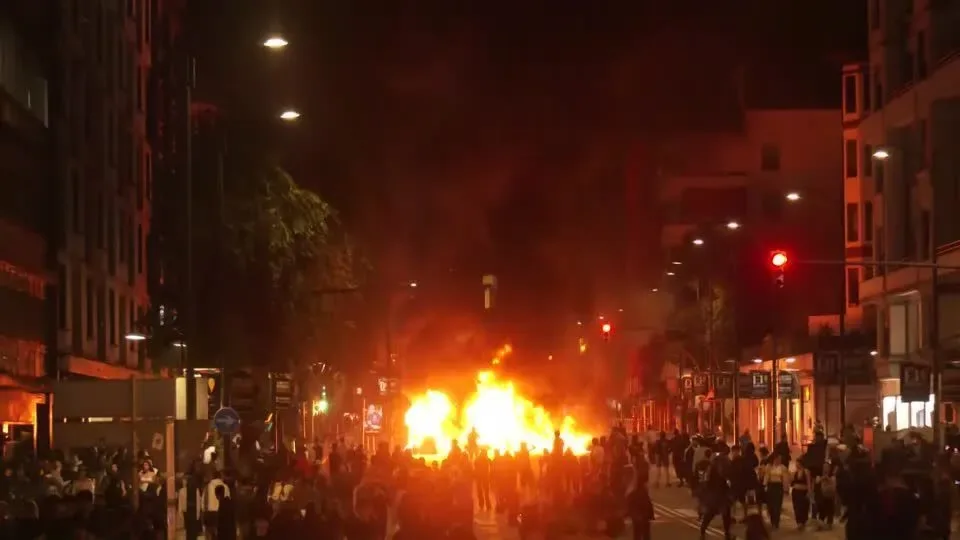 Polícia prende 19 pessoas na Espanha após grupos incendiarem carros