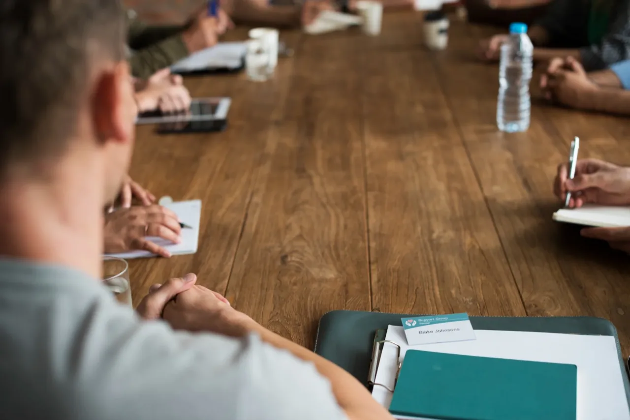 O fim das reuniões de alinhamento? Agentes de IA já automatizam relatórios e status de projetos