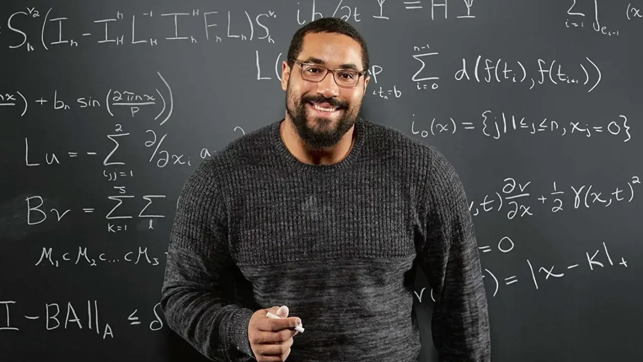 Como um ex-jogador da NFL largou as pancadas do campo e se tornou referência mundial em matemática