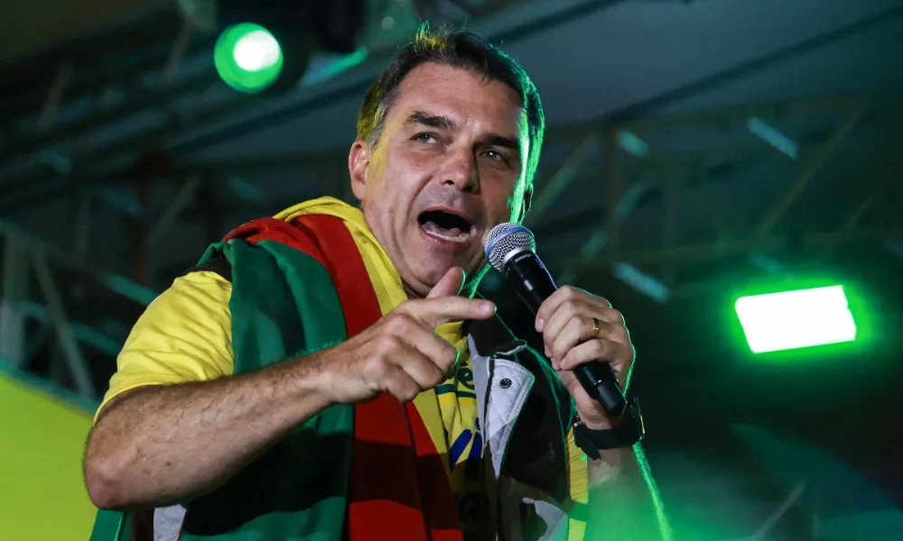 Projeto defendido por Flávio que dificulta identificação de munições contrasta com diretriz da ONU