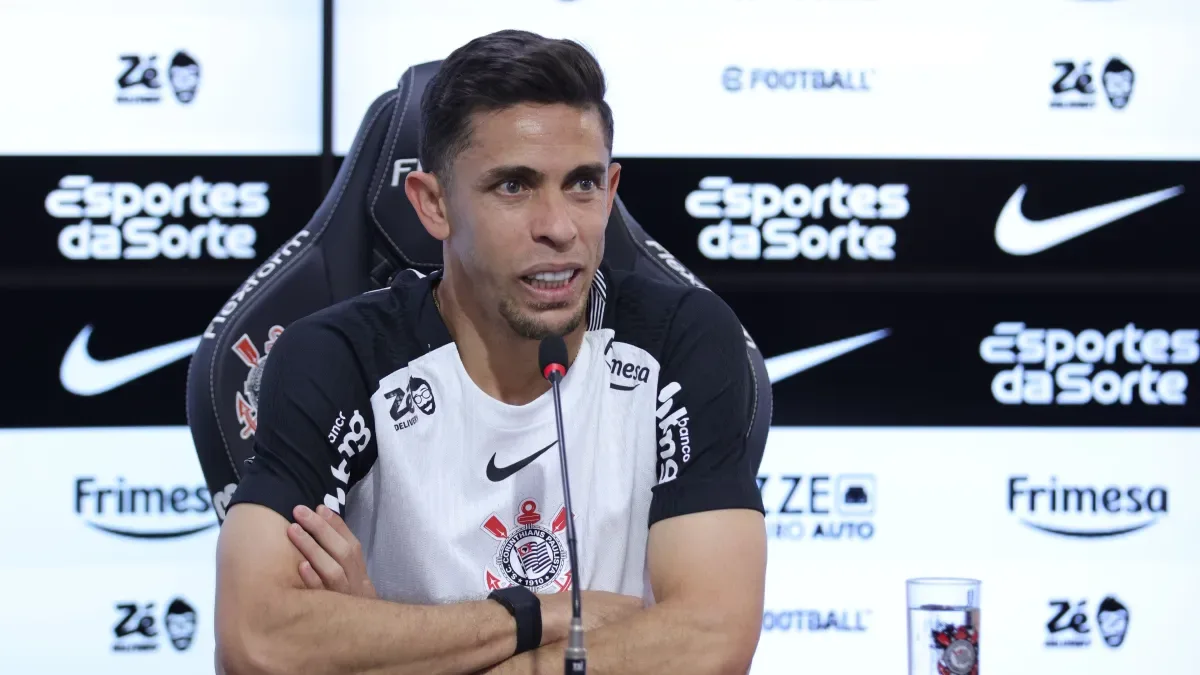 Danilo, do Flamengo, é encaminhado ao hospital após choque no Fla-Flu