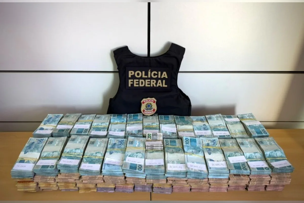 PF encontra R$ 815 mil em carro estacionado após alerta de inteligência