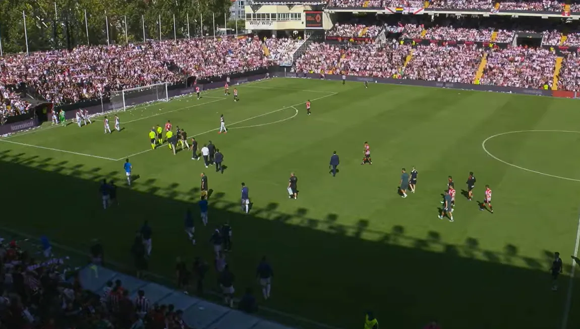 Partida do Campeonato Espanhol é suspensa após protestos da torcida no estádio