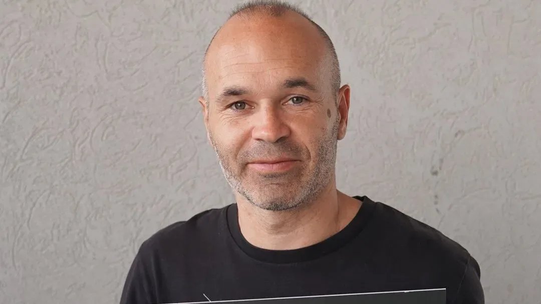 Iniesta revela querer treinar o Barcelona e pede Bola de Ouro para espanhol