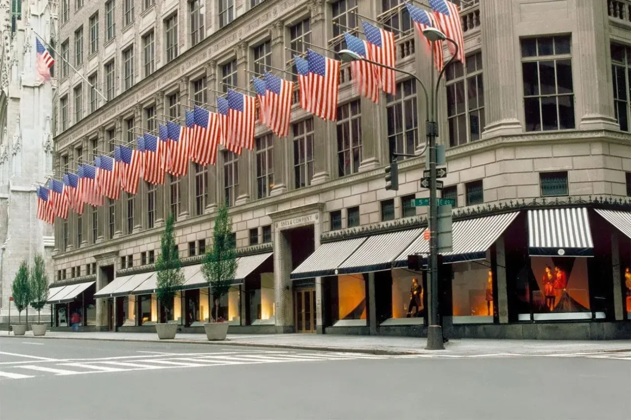 A Saks Fifth Avenue tenta voltar a ser a vitrine do luxo americano