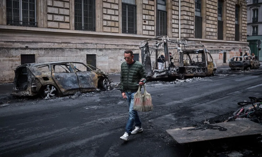 França emite toques de recolher para conter onda de violência e saques