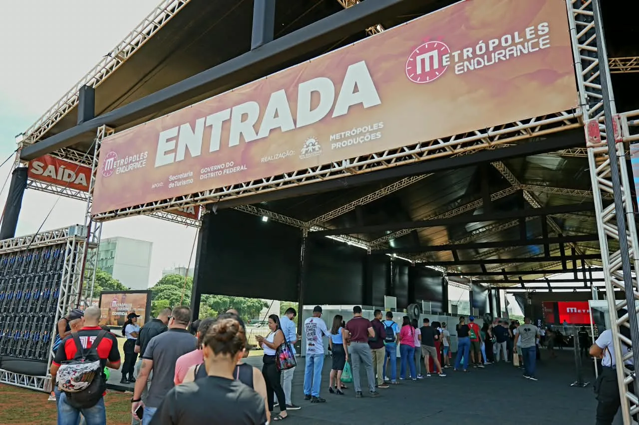 Primeiro dia de entrega de kits do Metrópoles Endurance agita a Esplanada