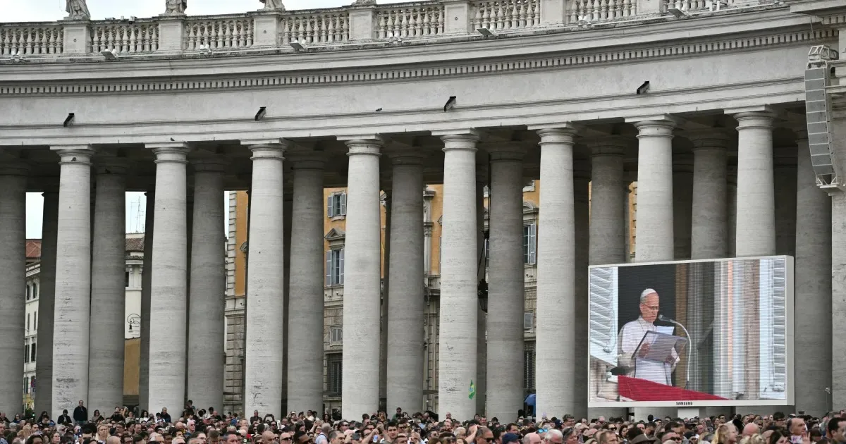 Papa saúda multidão no Vaticano pela primeira vez desde cirurgia de câncer