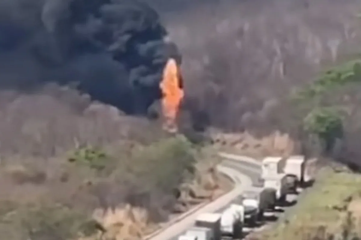 Carreta com diesel pega fogo, explode e interdita BR-251 em Salinas