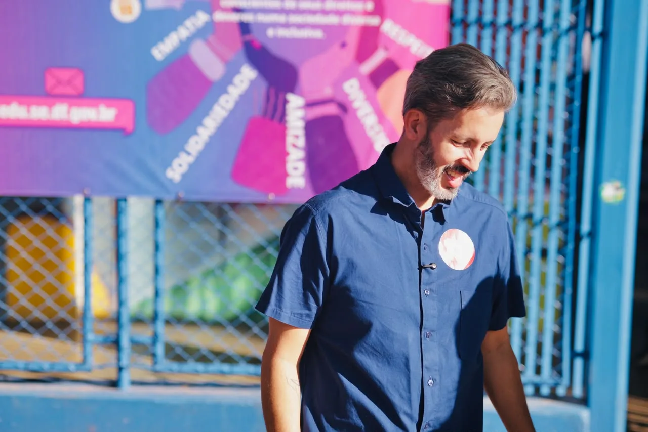 Leandro Grass participa de ato com paralisação dos professores do DF