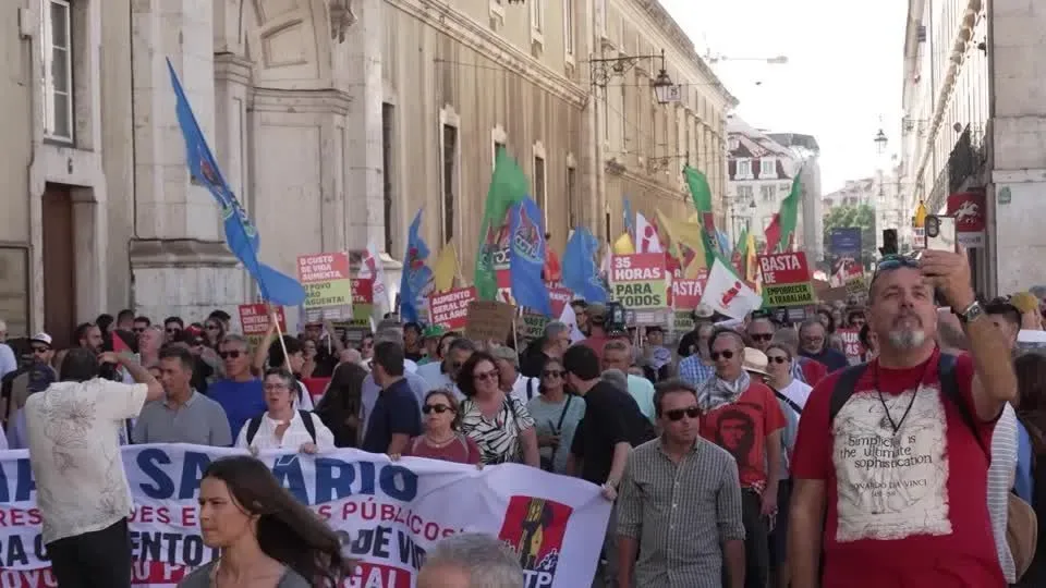 Polícia italiana entra em confronto com manifestantes no centro de Milão