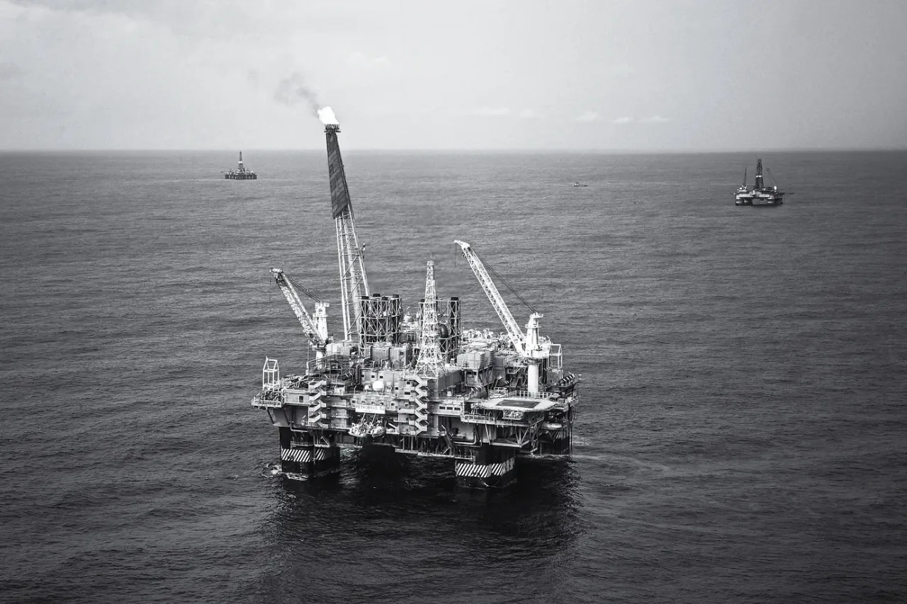 Petróleo a US$ 80 em 2027? O que sustenta a previsão do Goldman Sachs
