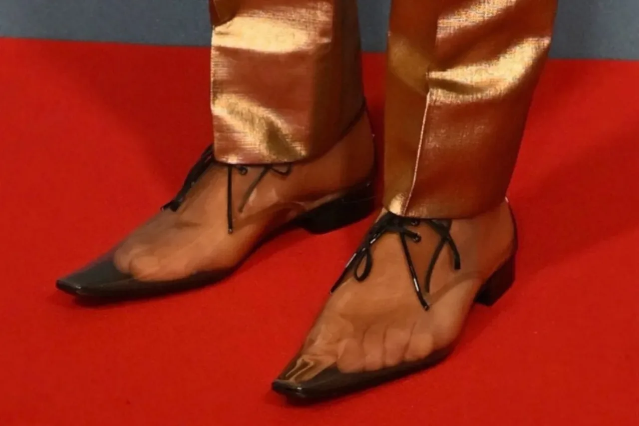Com os pés à mostra, os 'ugly shoes' chegaram no guarda-roupa masculino