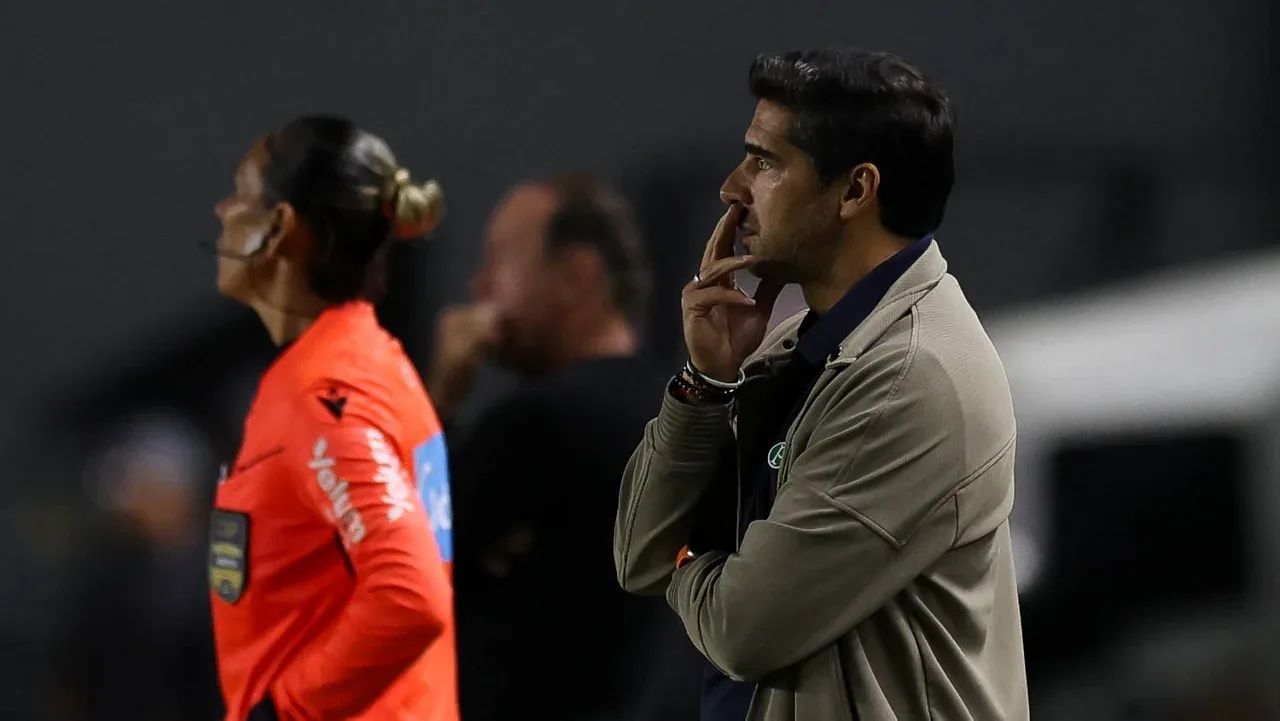 Vídeo: Abel Ferreira detona gramado da Vila Belmiro e vê equilíbrio no clássico contra o Santos