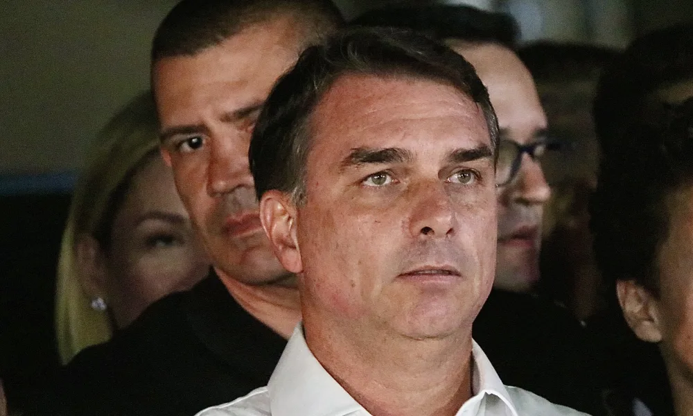 Voo de Flávio para fugir do Brasil foi pago por intermediário dos EUA