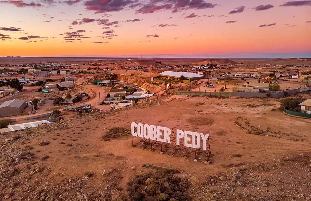 Cidade subterrânea no deserto da Austrália esconde casas, igrejas e hotéis debaixo da terra
