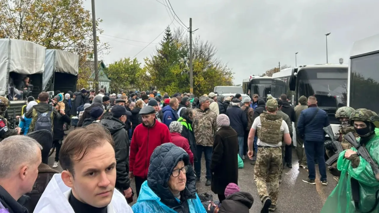 Civis deixam cidade ucraniana ocupada pela Rússia; veja imagens